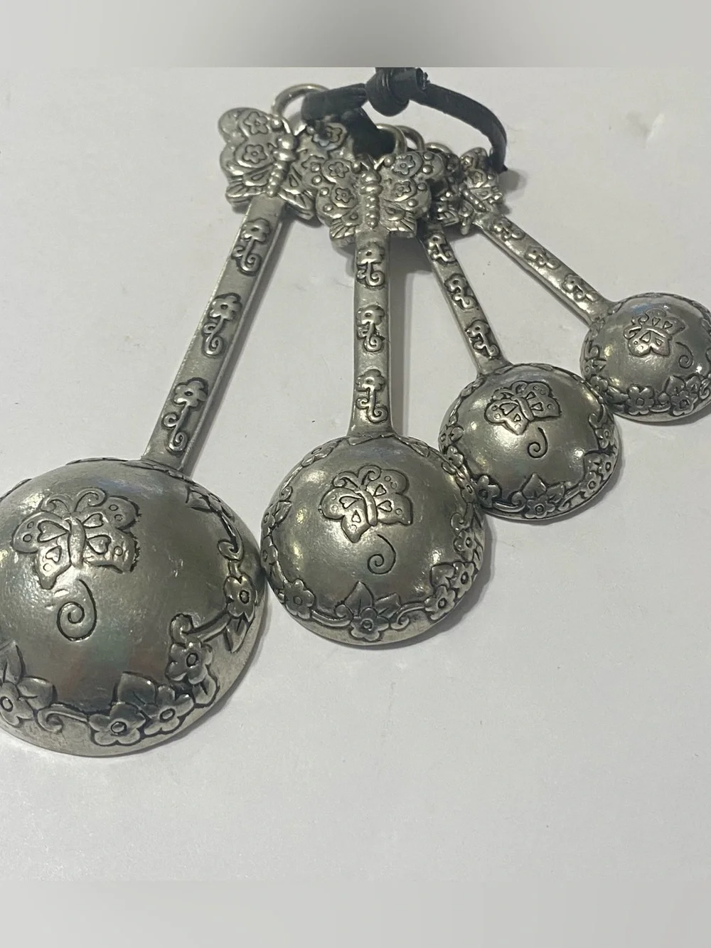 VTG Silver Tone Metal Measuring Spoon Set Embossed Floral Butterfly Kitchen Deco
